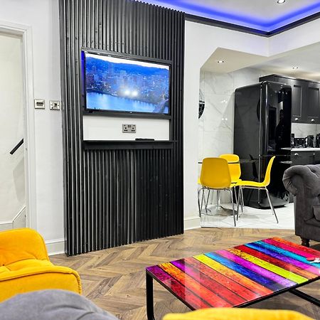 4 Bed 4 Bath House With Free Parking, 5 Mins To Lfc And 15 Mins To City Centre Liverpool Luaran gambar