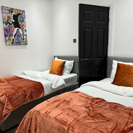 4 Bed 4 Bath House With Free Parking, 5 Mins To Lfc And 15 Mins To City Centre Liverpool Luaran gambar