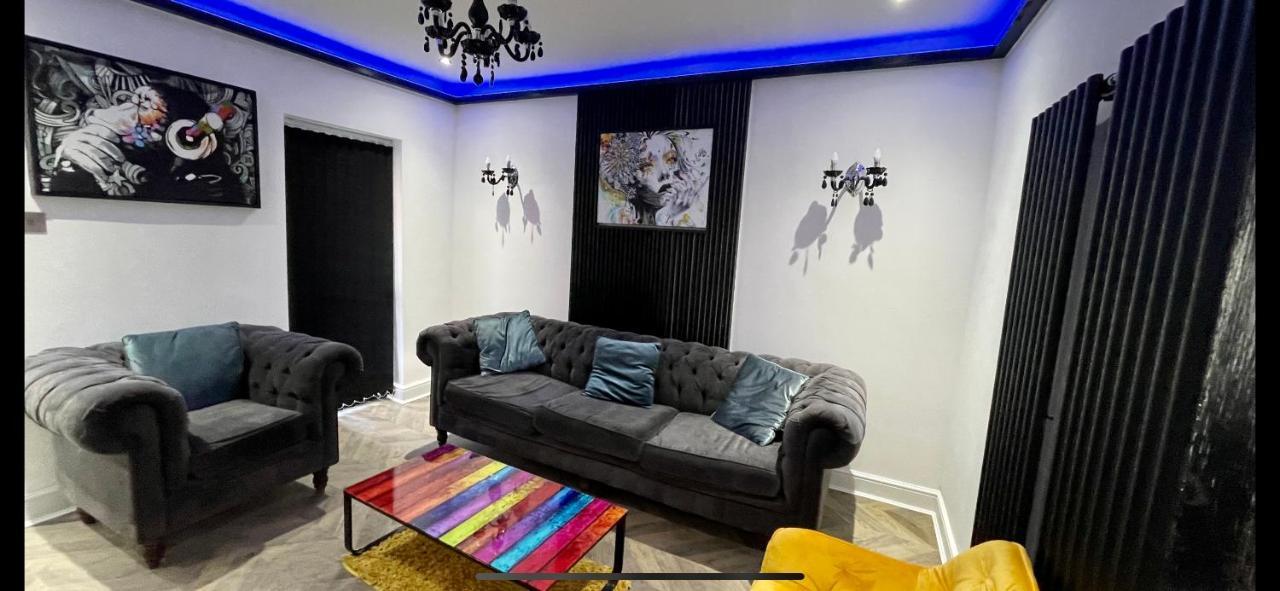 4 Bed 4 Bath House With Free Parking, 5 Mins To Lfc And 15 Mins To City Centre Liverpool Luaran gambar