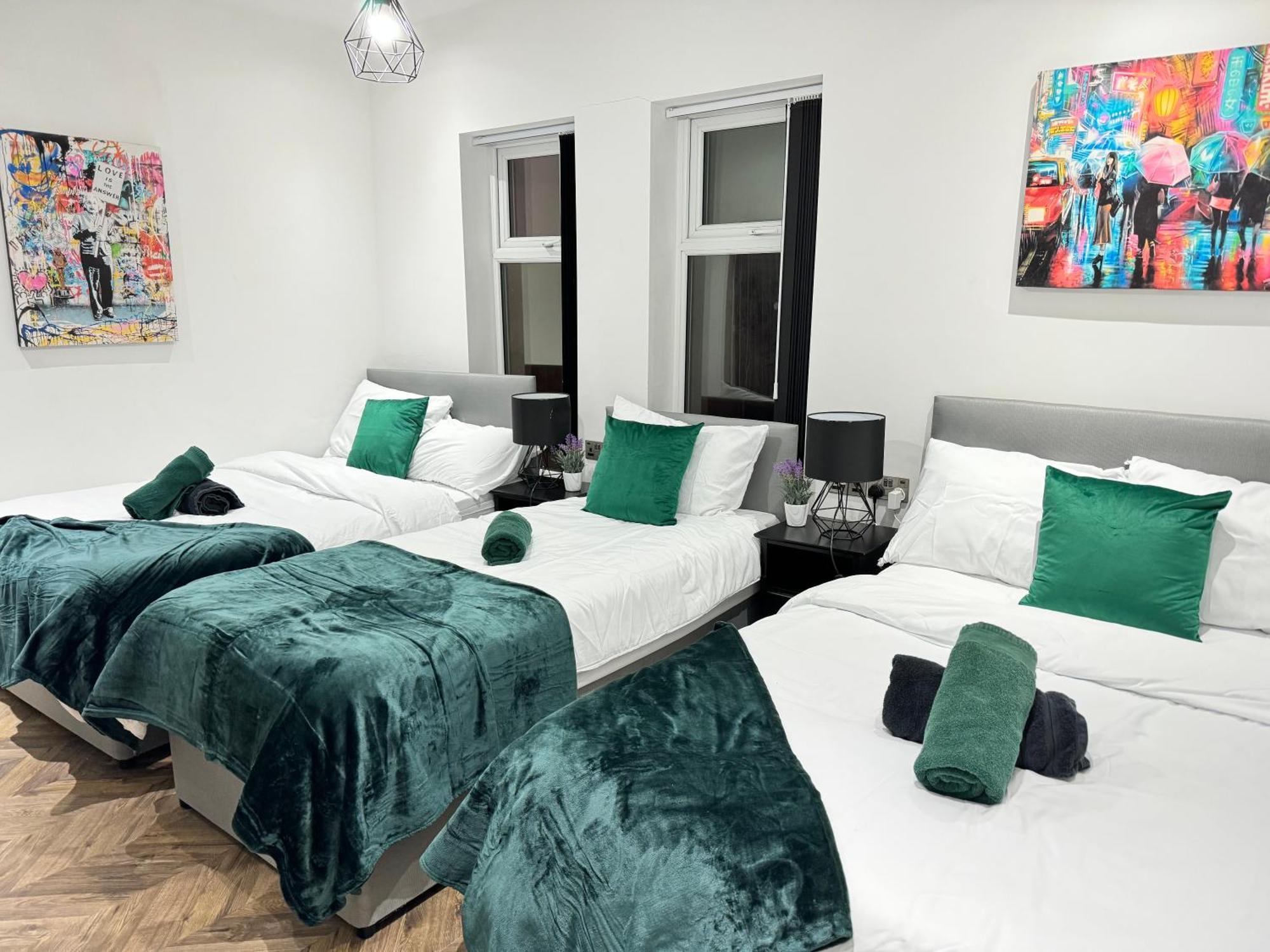 4 Bed 4 Bath House With Free Parking, 5 Mins To Lfc And 15 Mins To City Centre Liverpool Luaran gambar